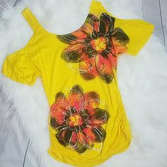 *Nwot* Bright Yellow Top With Cut Out Sleeves..Flower Design On Shirt Has Shiny Silver Outline **Prices Are Firm** But Open To Reasonable Offers ** No Trades** **Fast Shipping ** Free Treat With Every Purchase Stretch Yellow Tops With Floral Print, Design On Shirt, Purple Tops, Flower Top, Yellow Top, Flower Tops, Purple Top, Shiny Silver, Bright Yellow