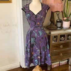 Rare Collectable Disney Bound Dress Description: - Good Condition - Brand: Pinup Couture - Size: Small - Color: Purple/Blue - Sweetheart Neckline - Side Pockets - Back Zipper - Fortune Teller - Heidi Dress - Pullover - Imported Fits And Flatters My Measurements Which Range: My Mannequin And Personal Measurements: 34/36 Inch Bust 26/28 Inch Waist 34 Hips Pinup Couture, Disney Haunted Mansion, Disney Dresses, Disney Collectables, Haunted Mansion, Sweetheart Neckline, Couture Dresses, Pin Up, Blue And Purple