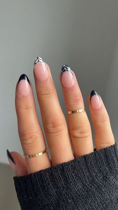 Black Gel Nails Short Halloween, Acrylic Oval Nail Designs, Nails Press On Short, Halloween Nails Trendy, Simplistic Nail Art, Pearl Flower Nails, Short Nails Ideas Halloween, Oval Halloween Nails, Classy Halloween Nails Simple