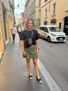 Cargo Skirt Outfit Short, Athletic Skirt Outfit Casual Summer, Skorts Skirts Outfit Ideas, Olive Green Skirt Outfit Summer, Khaki Skirt Outfit Summer, Summer Skirt Outfits Short, White Skort Outfit Ideas, Summer Skort Outfit, Cargo Skirt Outfit Summer