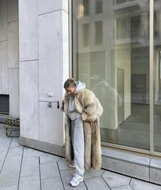 Cold Weather Lunch Outfit, All Grey Winter Outfit, Fur Coat And Sweatpants, Fake Fur Coat Outfit, Long Fur Coat Outfit, Big Fur Coat, Oversized Fur Coat, Outfit Jogging, Faux Fur Coats Outfit