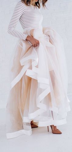 Beautiful Tulle Maxi Skirt Worn With A Classic Breton Stripe T-Shirt - Such A Fun Way To Update A Holiday Look Minimalisticky Chic, Rok Tile, Wedding Dress Separates, Gonna In Tulle, Chic Wedding Dresses, Boho Styl, Striped Bodycon Dress, Unique Bride, Hello Fashion