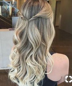 Hair Updos Easy, Half Pony Hairstyles, Hairstyles With Curled Hair, Updos Easy, Short Hair Images, Hoco Hairstyles, Easy Hair Updos, Homecoming Hairstyles Updos, Bridesmaid Hair Updo