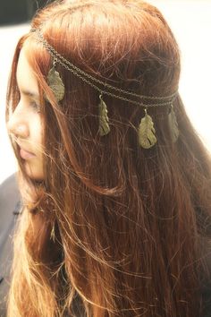 Chain Headpiece Headband Hair Piece Bohemian Hipster Boho Hippie Bronze Feather Pendant Bridal Statement Jewelry via Etsy Chain Headpiece, Moda Hippie, Estilo Hippy, Mode Hippie, Hippie Hair, Hair Chains, Feather Pendant, Headband Hair, Hippie Chic