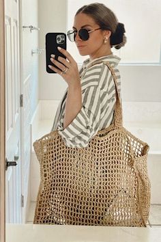 Straw Handbags Outfit, Beach Bag Straw, Woven Bag Outfit, Beach Bag Outfit, Brown Bathing Suit, Straw Bag Outfit, Oversized Beach Bags, Beach Bag Crochet, Woven Beach Bag