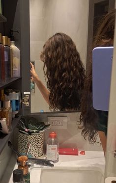 Vision Board Ideas Hair Care, 2b Hair Aesthetic, Hair Styles For 2b Hair, Wavy Curly Hair Aesthetic, Natural Wavy Hair Aesthetic, Natural Wavy Brown Hair, Natural Wavy Hair Styles, Wavy 2b Hair, 2b Hair Styles