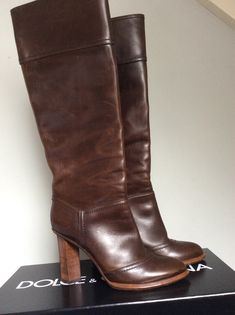 Dolce & Gabbana 1 ste lijn Prachtige hoge bruine laarzen Zeer hoge kwaliteit leder Apart design hak Maat 37 Binnenzijde geheel van leder Minimale gebruikerssporen zie foto's Brown High Boots, Brown Heeled Boots, High Quality Boots, Funky Shoes, Vintage Suede, Beautiful Boots, Romantic Style, Shoes Shoes, Suede Boots