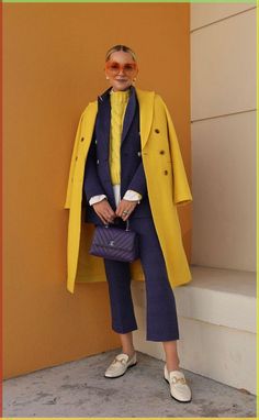 Complimentary coloured outfit Mustard Yellow Outfit, Street Style 2022, Blair Eadie, Color Outfits, Combination Fashion, Parisienne Chic, Color Blocking Outfits, Yellow Coat, Preppy Chic