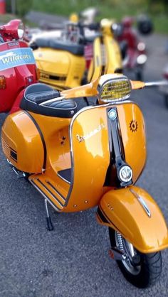 a row of motorcycles parked next to each other