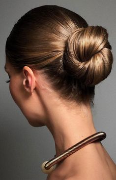 Chignon Bun Wedding, Wedding Sleek Updo, Wedding Top Knot, Knot Bun Low, Wedding Bun Sleek, Timeless Bride Hair, Trendy Updos 2023, Classic Bridal Hair With Veil, Bride Sleek Bun