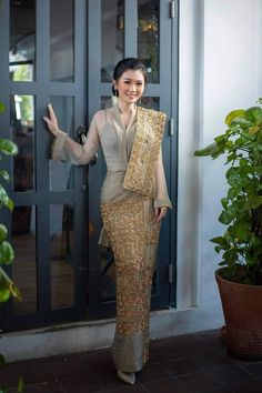 Burmese Clothing Traditional Dresses, Songket Modern, Burmese Traditional Dress, Dress Songket, Kebaya Songket, Burmese Dress