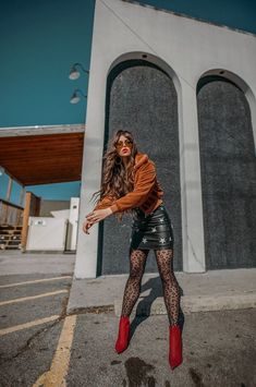 Nashville Rocker Style, Chic Rock Outfit, Vintage Rock Fashion, Winter 2023 Fashion Trends Women, Edgy Christmas Outfit, Edgy Style Inspiration, Winter Outfits Edgy, Star Skirt, Rocker Chic Style