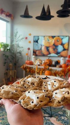 halloween desserts, halloween desserts ideas, halloween food ideas, diy halloween desserts, halloween snacks, halloween cakes Halloween Desserts Adults, Halloween Snacks Adults, Diy Halloween Desserts, Creepy Cupcakes, Adult Halloween Party Food, Dance Competition Gifts, Competition Gifts, Halloween Dessert Ideas, Delicious Halloween Desserts