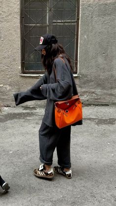 Casual Fall Street Style, Autumn Outfits Going Out, Oversize Outfits Woman, Cool Mom Winter Outfits, Sweats Street Style, Casual Concert Outfits Fall, Street Style 2025, Winter Street Outfits, New York Street Style Winter