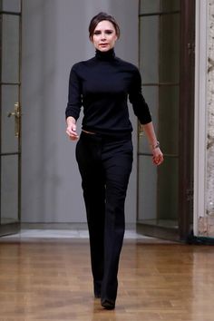 Outfit Nero, Style Victoria Beckham, Snow Travel, Work Outfits Frauen, Cold Christmas, Christmas Landscape, Black Clothing