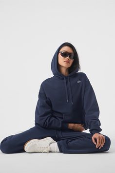 Everyone loves Accolade. Our best-selling hoodie has a laid-back, dropped-shoulder fit for flawless studio-to-street style, a big kangaroo pocket and cozy ribbing at the cuffs and hem. It’s made from drapey, midweight French terry that’s smooth on the outside and fleecy on the inside, and it’s even better paired with the matching Accolade sweatpants. Find your fit and see all the ways to style it. EXPLORE ACCOLADE. Womens Sweat Suit, Alo Yoga Outfit Winter, Alo Yoga Sweatshirt, Alo Yoga Hoodie, Alo Yoga Sweatpants, Alo Sweat Set, Alo Sweatpants Outfit, Sweat Sets Women, Alo Crewneck