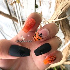 Get in the spirit with these creepy-cool nail art ideas for the season. #HalloweenNails #SpookyNailArt #OctoberManicure #CreepyChic Pumpkin Halloween Nails, Tan Nails, Spooky Nails, Nails Luxury, Cute Halloween Nails