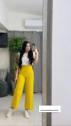 Curvy Semi Formal Outfits, Plain T Shirt Outfit, Buchi Fresa Outfits, Ootd Buchifresa, T Shirt Outfit, Mode Zara, Western Wear Outfits, Yellow Pants, Plain T Shirt