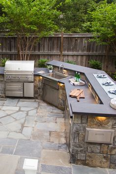 Explore your inner grill master with an open-air cooking space that provides the perfect environment for crafting mouthwatering BBQ delights. Bbq Kitchen Outdoor, Meja Outdoor, Alfresco Ideas, Pool Courtyard, Fireplace Patio, Outdoor Grill Station