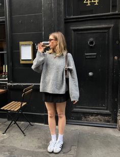 Black Mini Skirt Converse Outfit, Black Mini Skirt Outfit Europe, Black Mini Skirt For Streetwear, Black Streetwear Mini Skirt For Spring, Korean Outfits With Black Skirt, Looks Adidas, Scandi Fashion, Short Black Skirt, Stylish Women Fashion