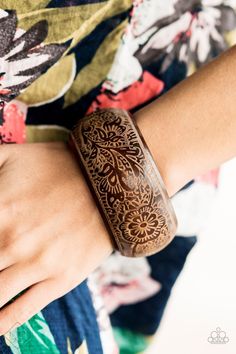 Brown wooden bangle with a tropical flower print design. Paparazzi Jewelry Images, Wooden Bangle Bracelet, Bling Party, Paparazzi Consultant, Wooden Bangle, Sister Jewelry, Beach Retreat, Brown Bracelet, Wooden Bracelet