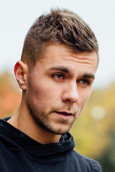 This choppy haircut is a good way to show off your hair’s natural texture. If you like to keep your hair short yet stylish, this is definitely a cut to consider.#mensshorthairsstyle #mensshorthaircuts Men Hairstyle Ideas, Types Of Fade Haircut, High Taper, Popular Mens Haircuts, Fade Haircuts For Men, Mens Summer Hairstyles, S Haircut