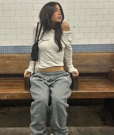 Downtown Comfy Outfits, Rainy Day Inspo Outfit, Size 2 Outfits, Early 2000s Yoga Pants Outfit, Not So Basic Outfits, Comfy Fit Aesthetic, Streetwear Fashion Feminine, Grey Tops Outfit, Work Appropriate Outfits Casual