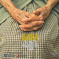 an older person holding their hands together in front of the words elanose dividdo dei tutto te oviddes de ella