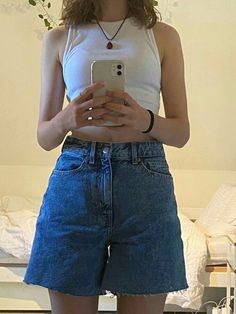 Cute Jean Shorts Outfit Summer Casual, Tanktop Outfit For Girl, Outfit Shorts Ideas, White Tanktops Outfits, Shorts And Tank Top Outfits Summer, Summer Outfits Downtown Aesthetic, Indie Outfit Inspo Summer, Oversize Shorts Outfit, Downtown Summer Fits