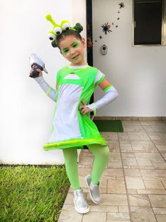 Cute Alien Costume, Alien Costume Diy, Kids Alien Costume, Girl Alien Costume, Diy Alien, Martian Costume, Diy Girls Costumes