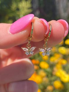 These mini crystal butterfly earrings are so adorable and pretty! The perfect dainty accessory 💗 Materials  -hypoallergenic huggie hoops (silver+18k gold plated) -butterfly charms  (brass+18k gold plated) Made with love <3 Gold Butterfly Hoop Earrings, Dainty Huggie Jewelry With Butterfly Charm, Dainty Huggie Earrings With Butterfly Charm, Butterfly Earrings Aesthetic, Gold Butterfly Earrings, Butterfly Hoop Earrings, Y2k Earrings, Drop Earrings Simple, Hello Kitty Earrings