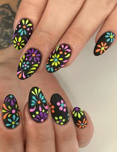 black Cinco de Mayo nails Cinco De Mayo Nails Design, Encanto Nails Designs, Fiesta Nails Designs, Mexican Nail Art Mexico, Cinco De Mayo Nails Ideas, Mexican Nails Designs, Spanish Nails