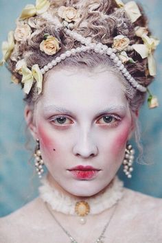 very bright rouge against the pale face, I like how the application almost looks messy, possibly portraying a story behind this character 18th Century Makeup, Victorian Makeup, Historical Makeup, Marie Antoinette Costume, Fantasy Make-up, Drag Make-up, Theatre Makeup, Pale Face, Rococo Fashion