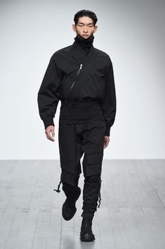 Cyberpunk Fashion Male, Futuristic Fashion Male, Utilitarian Fashion, Techwear Fashion, Cyberpunk Fashion, Futuristic Fashion, Looks Black, Korean Fashion Trends