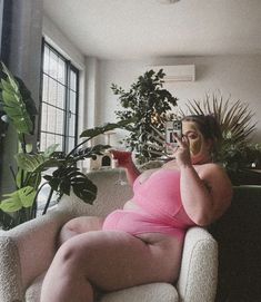 Maddie Dragsbaek, Fashion Women Outfits, Body Positivity Art, Pretty Cocktails, Real Bodies, Instagram Jewelry, Big Girl Fashion, Do Nothing, Human Poses Reference