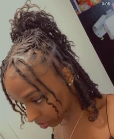 Half Up Locs Hairstyles For Women, Style Short Dreads Black Women, Medium Locs Black Women Hairstyles, Half Up Half Down Starter Loc Styles, Starter Locs Styles For Long Hair, Curly Locs Black Women Styles, Two Strand Locs Hairstyles, Hairstyles For Beginner Locs, Half Up Half Down Locs Black Women