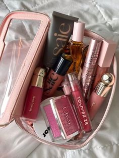 Makeup Room, Makeup Obsession, Pink Makeup, Makeup Items, Makeup Essentials