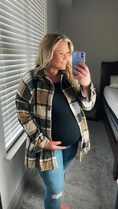 Maternity Fall Outfits Plus Size, Flannel Maternity Pictures, Fall Maternity Outfits Plus Size, Thanksgiving Pregnancy Outfit, Pregnant Thanksgiving Outfit, Maternity Thanksgiving Outfit, Winter Pregnancy Outfits Cold Weather, Plus Size Maternity Outfits, Maternity Outfits Plus Size