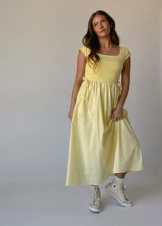 Chic Yellow Midi Dress For Casual Wear, Chic Yellow Square Neck Dress, Yellow Square Neck Summer Midi Dress, Yellow Ruched Square Neck Dress, Yellow Ruched Dress With Square Neck, Casual Yellow Midi Summer Dress, Dressy Summer Outfits, Outfit Ideas Dressy, Date Night Outfit Summer