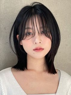 blunt and sleek shoulder length hair with wispy bangs Shoulder Length Hair For Straight Hair, Short Hair Shoulder, Korean Shoulder Length Hair, Medium Straight Hair With Bangs, Short Hairstyles Shoulder Length, Korean Haircut Short, Korean Air Bangs, Neck Length Hair Cuts, Straight Lob