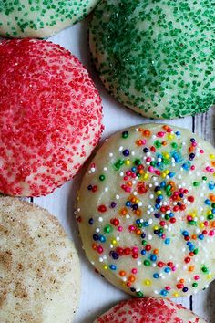 there are many different types of cookies on the table