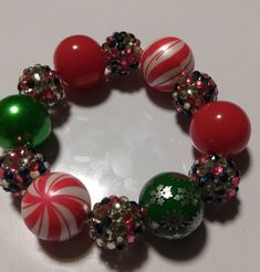 Elastic bracelet with christmas themed beads Mardi Gras Bracelet, Christmas Bracelet, Chunky Beads, Grinch Christmas, Elastic Bracelet, Christmas Jewelry, A Christmas Story, Bead Bracelet, Beautiful Bracelet