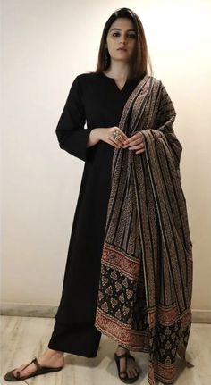 Black Salwar, Simple Dress Casual, Fashion Indian, Desi Fashion Casual, Pakistani Fancy Dresses, Beautiful Pakistani Dresses