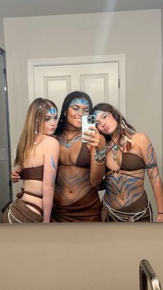 Avatar Halloween Costumes Diy, Rihanna Costumes, Earthy Halloween Costumes, Avatar Costume Couple, Avatar Costume Halloween, Fire Water Earth Air Costumes, Womens Avatar Costume, Halloween Costumes Avatar