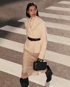 Iconic design meets genuine craftsmanship to create the RIMOWA Original Bag in Black – perfect for Liu Wen's chic aesthetic. 

#RIMOWA #RIMOWAOriginalBag Sustainable Marketing, Airport Luggage, Travel Airport, Chic Aesthetic, Neutral Style