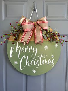 Christmas Door Hanger - Willow Love Bug Designs Santa Background, Diy Christmas Crafts To Sell, Diy Christmas Door, Wooden Door Signs, Wooden Wreaths, Christmas Themes Decorations, Decorations For Home, Christmas Signs Wood