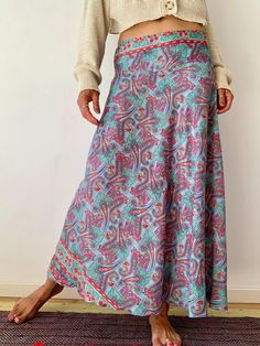 Beautiful and stylish, casual flared skirt made in blended silk with floral pattern  MEAESURE Elastic waistband 25-35" Length 39" MATERIAL * blend silk  * no lining  Thank you for looking