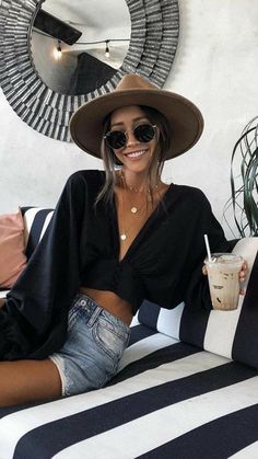 Classy Shorts, Classy Jeans, Outfits Feminine, Kimono Sleeve Top, Push Up Lingerie, Outfits Classy, Feminine Fashion, Jeans Outfits, Shorts Outfits