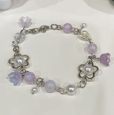 Purple Bracelet with plastic beads and dangly charms Aesthetic Assesories, Pretty Charm Bracelets, Lilac Bracelet, Bracelets Purple, Adjustable Beaded Bracelet, Bracelet Violet, Purple Accessories, Pretty Jewelry Necklaces, Purple Bracelet