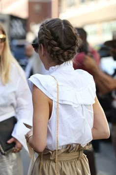 Camisaria, a maior trend no street style dessa NYFW! - Garotas Estúpidas - Garotas Estúpidas Dirndl Hair, Androgynous Haircut, Hairstyle Trends, Blonde Bobs, Hair Dos, Bobs Haircuts